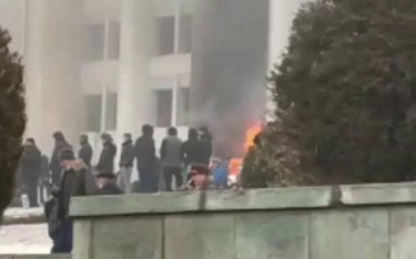 Etirazçılar Almatıda prezident iqamətgahını yandırdılar – VİDEO