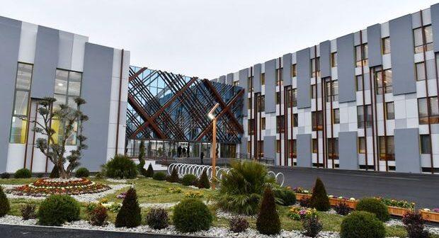 İlham Əliyev və Mehriban Əliyeva yeni inşa edilmiş Tədris və Xidmət Kompleksinin açılışında – FOTO