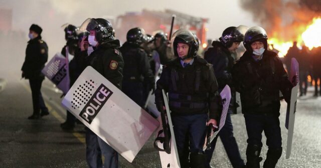 Almatıda etirazçılarla polis arasında toqquşmalar başladı