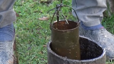 Cəlilabad sakini su quyusu qazdı, neft çıxdı (VİDEO)