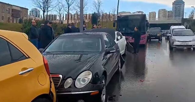 Bakıda avtobus maşınlara çırpıldı (VIİDEO)