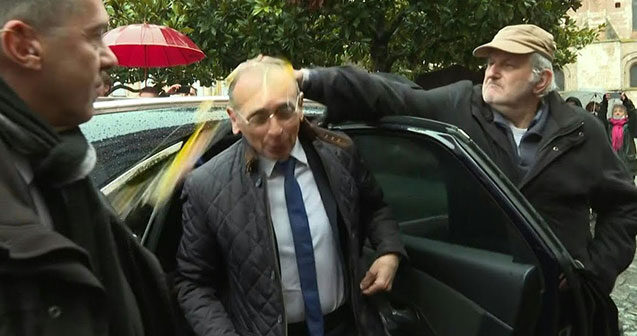 Fransada prezidentliyə namizədin başında yumurta sındırdılar – Video