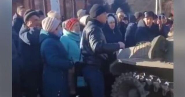 Ukraynalılar mahnı oxuyaraq rus kolonunun qarşısını kəsdi – VİDEO