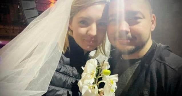 Bombalanan Kiyevdə nikah: ukraynalı polis zabiti və rus jurnalist evləndilər – FOTO