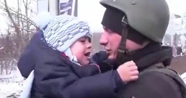 Ukraynalı polisin körpəsi ilə vidalaşma anı… – Video