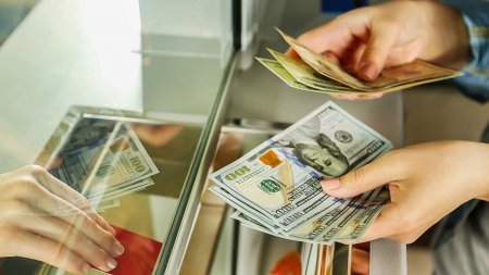 Rusiyada bankların vətəndaşlara nağd valyuta satması yasaqlanır