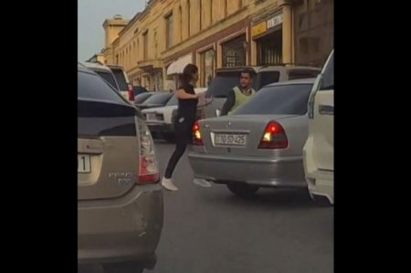 Azərbaycanda qadın sürücü “parkovşik”i döydü – VİDEO