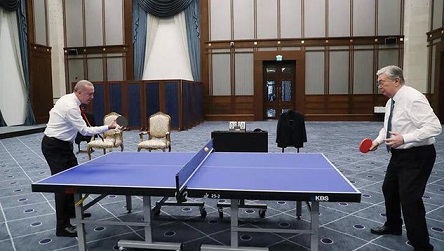 Ərdoğan Qazaxıstan prezidenti Tokayevlə stolüstü tennis oynayıb – FOTO
