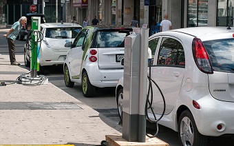 Dünyada elektromobil satışı 75% artıb
