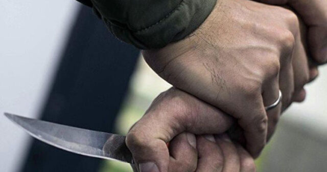 Sumqayıtda 15 yaşlı oğlan bıçaqlandı: Anası özünü binadan atdı
