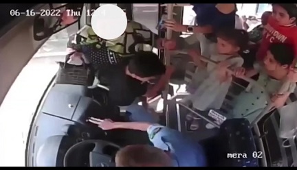 Sumqayıtda sürücü onu vuran qadını avtobusdan itələyib yıxdı – VİDEO