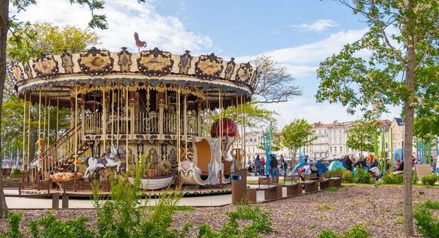 Gəncədə parkda karusel qırıldı: Uşaq xəsarət aldı