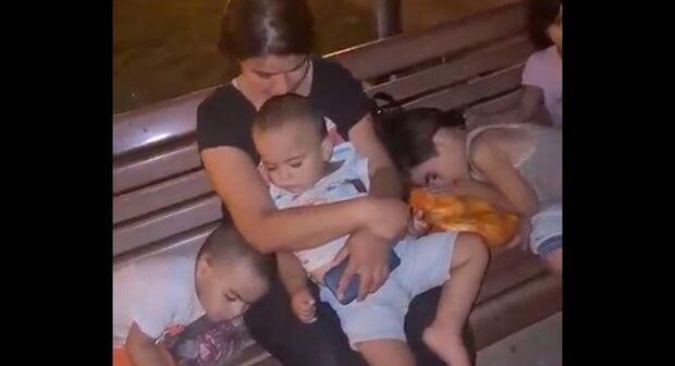Döyülən qadın uşaqları ilə evdən qaçıb Sumqayıtda parkda gecələyir – VİDEO
