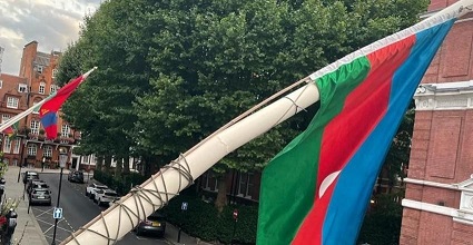 Azərbaycan bayrağı Londondakı səfirlikdə yenidən dalğalanır-VİDEO