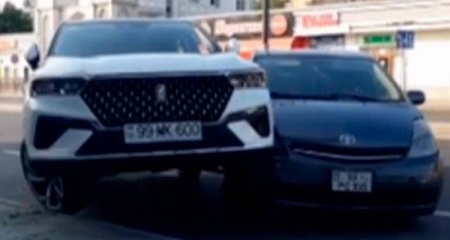 Bakıda avtomobil “Prius”un damına çıxdı – Video