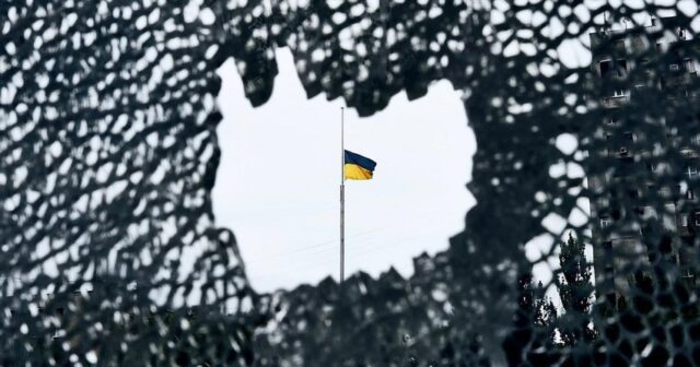 Ukrayna hərbçiləri İzyum Şəhər Şurası üzərində ölkə bayrağını ucaldıblar
