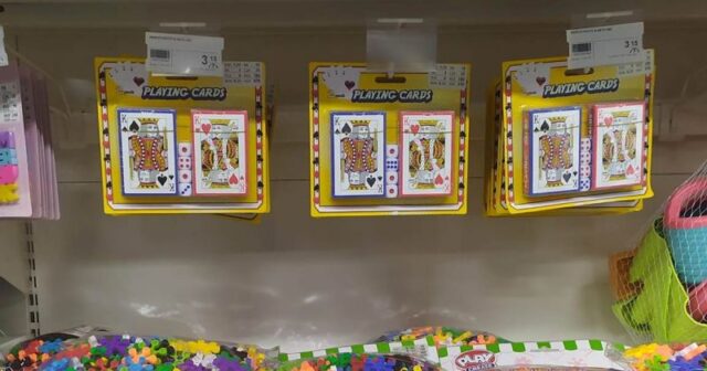 Bakıda məşhur marketdə uşaqlar üçün qumar kartları satılır – FOTO