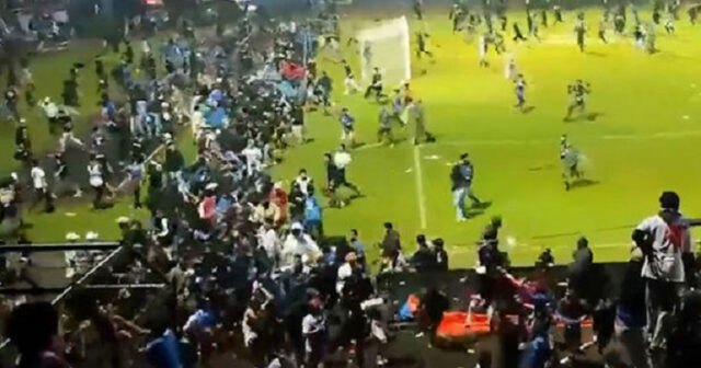 İndoneziyada stadionda baş verən iğtişaşlar nəticəsində 127 nəfər ölüb – VİDEO